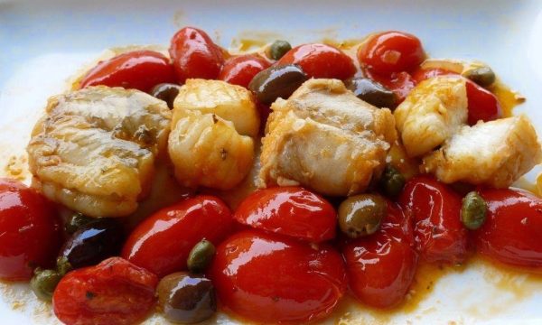 Coda di rospo con pomodorini e olive
