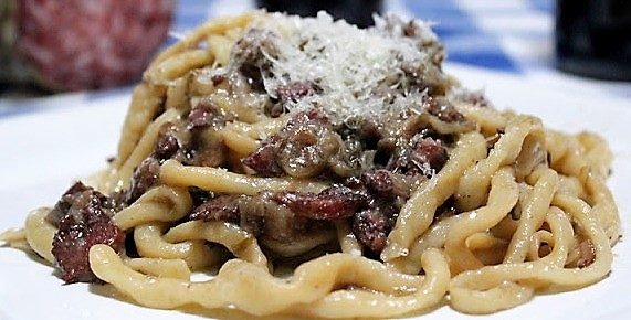 Pici con radicchio e gorgonzola con pancetta croccante