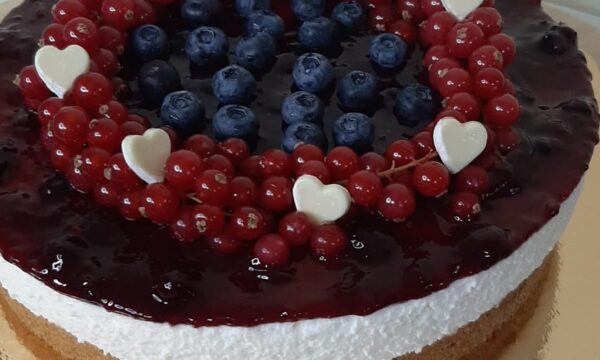 Cheescake ai frutti di bosco con cuoricini di San Valentino