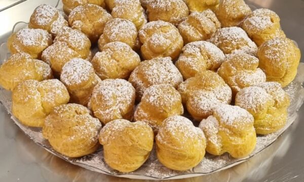 Bignė Senza Glutine alla Crema Chantilly e Gocce di Cioccolato Bianco