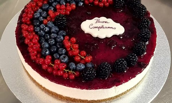 Cheesecake Buon Compleanno ai Frutti di Bosco