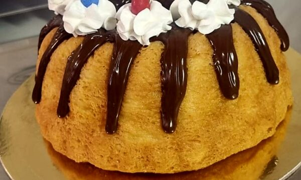 Babà Con Glassa Al Cioccolato